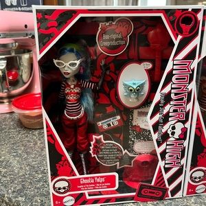 Monster High Creeproduction Ghoulia Yelps